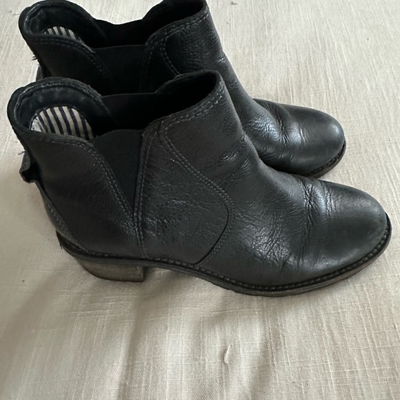 LL Bean Black Leather Slip On Heeled Chelsea Ankle
Boots - Picture 4 of 8